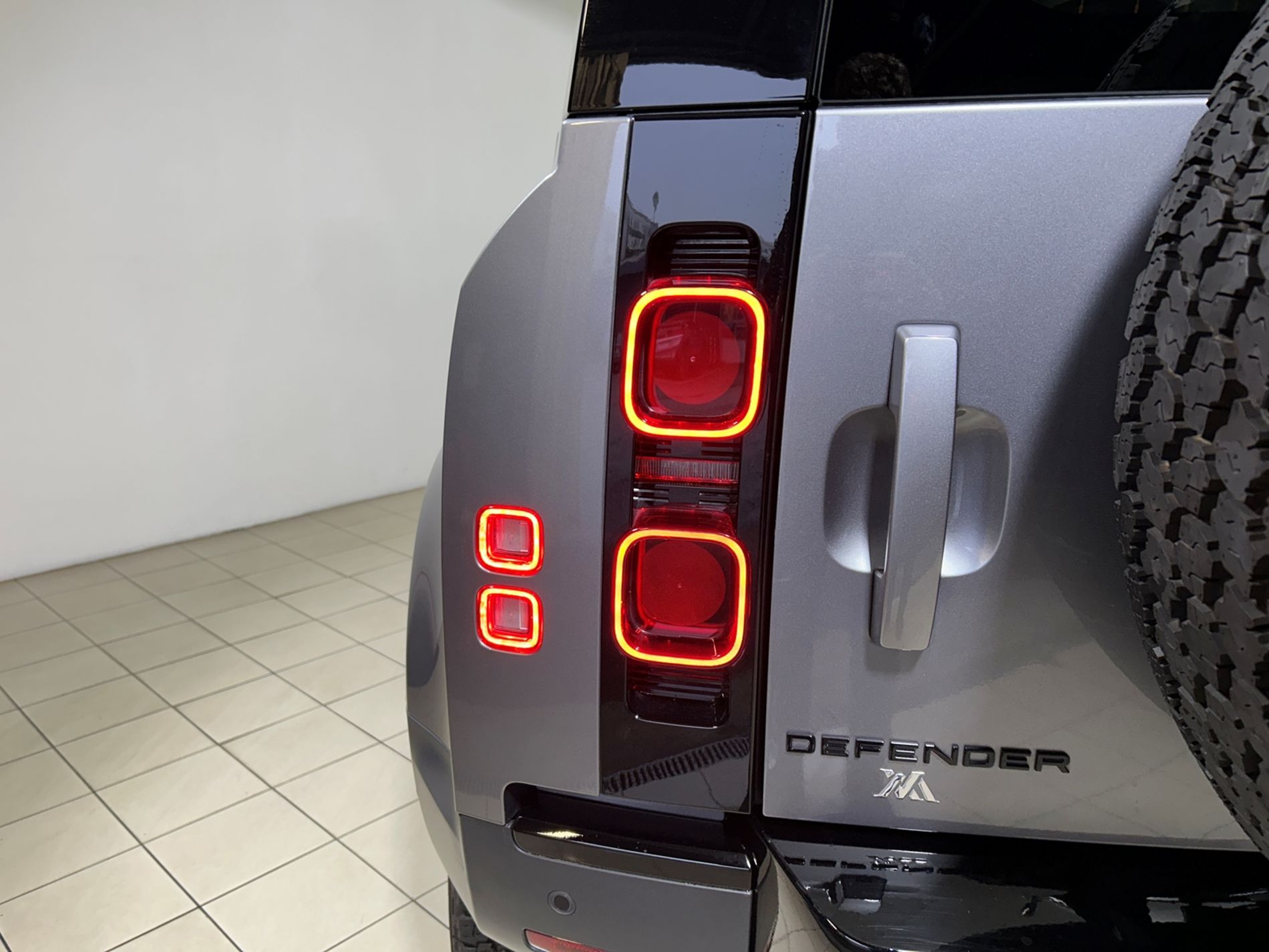 Defender 110 3.0d i6 mhev SE awd 200cv auto - Autoviemme